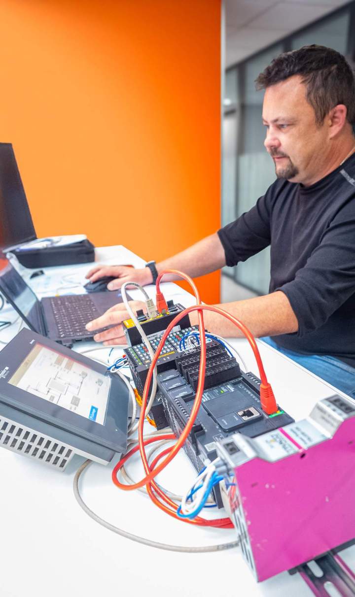 Des professionnels en analyse de réseau électrique.